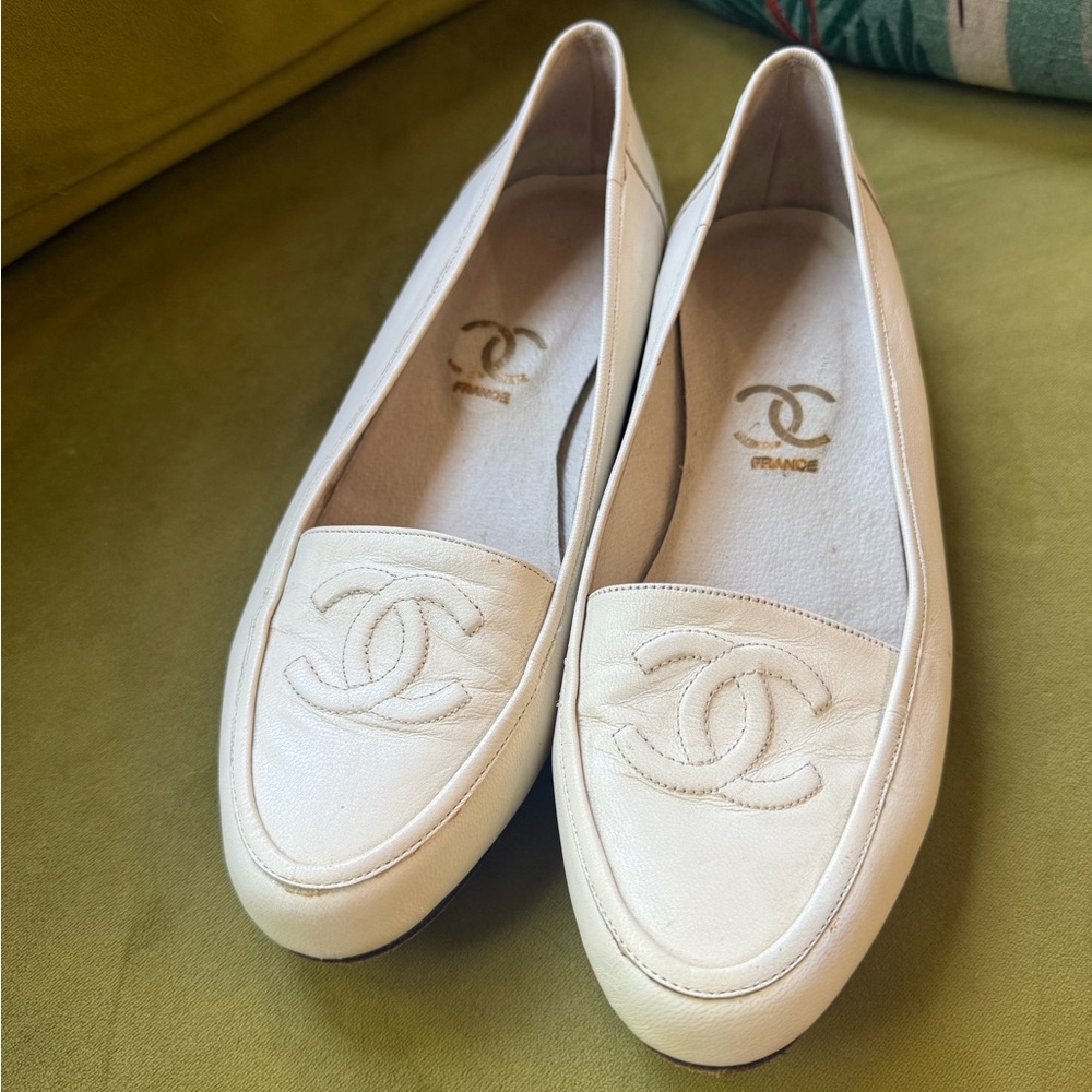 Vintage Chanel Cream Leather Flats with Iconic CC Logo